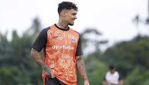 Shayne Pattynama menjalani latihan bersama Persija Jakarta di Persija Training Ground, Depok, Jawa Barat pada Selasa (27/1/2026). (Dok. Persija)