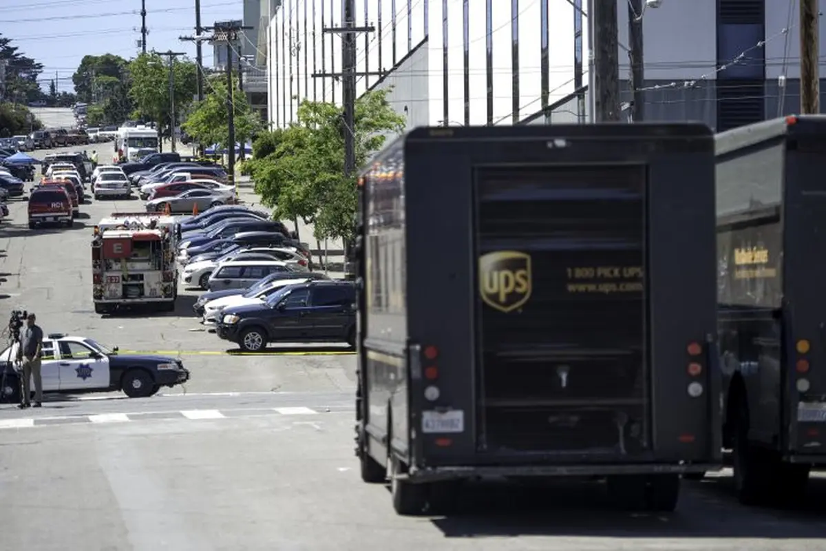 Lokasi penembakan di fasilitas pengiriman barang UPS di San Fransisco, AS. (AFP)