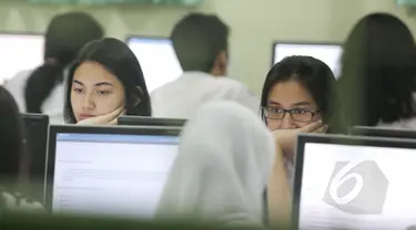 Siswa mengikuti Ujian Nasional (UN) berbasis komputer atau "computer based test" (CBT) di SMA 70 Jakarta, Senin (13/4/2015). Sebanyak 585 sekolah menjadi percontohan untuk menjalankan UN berbasis komputer di seluruh Indonesia. (Liputan6.com/Faizal Fanani)