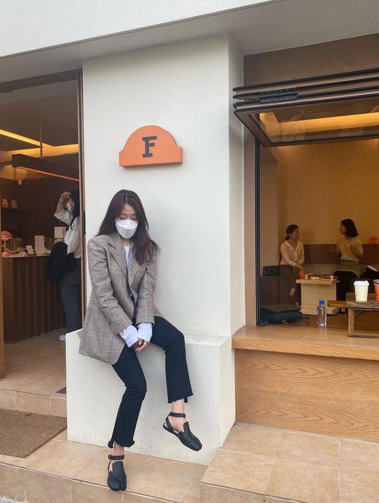 Park Shin Hye terlihat mengenakan blazer bernuansa cokelat keabu-abuan, yang dipadunya dengan denim hitam panjang. Untuk innerwear terlihat ia mengenakan busana lengan panjang berwarna putih. Foto: Instagram @ssinz7.