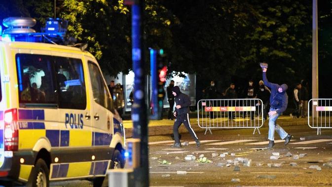 Kerusuhan di Malmo, Swedia pada 28 Agustus 2020. Ricuh pecah terkait dengan perkumpulan massa pembakar al-Quran dan kedatangan politikus anti-Muslim asal Denmar yang hendak berpartisipasi. (AFP)