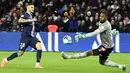 Proses terjadinya gol yang dicetak striker PSG, Neymar, ke gawang Lille pada laga Ligue 1 Prancis di Stadion Parc des Princes, Paris, Jumat (22/11). PSG menang 2-0 atas Lille. (AFP/Franck Fife)