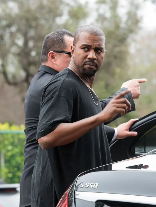Menurut Carole, status Kanye yang sebagai selebriti sehingga ia mendapat perlakuan khusus dan berbeda dengan pasien lain. Hingga akhirnya ia diperbolehkan untuk segera kembali ke rumah. (AFP/Bintang.com)