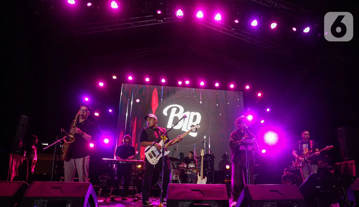 Musisi Barry Likumahuwa Project Reunion feat Teddy Adhitya saat tampil menghibur para penonton Pertamina Weekend Fest 2024 di QBig, Kabupaten Tangerang, Banten, Minggu (7/7/2024). (Liputan6.com/Angga Yuniar)