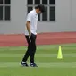 Manajer pelatih Timnas Indonesia, Shin Tae-yong, mengamati rumput lapangan saat atihan Timnas U-19 di Stadion Wibawa Mukti, Senin (13/1/2020). Pria asal Korsel ini menjadi supervisi untuk Timnas Indonesia senior, U-22, U-20, dan U-16. (Bola.com/M Iqbal Ichsan)