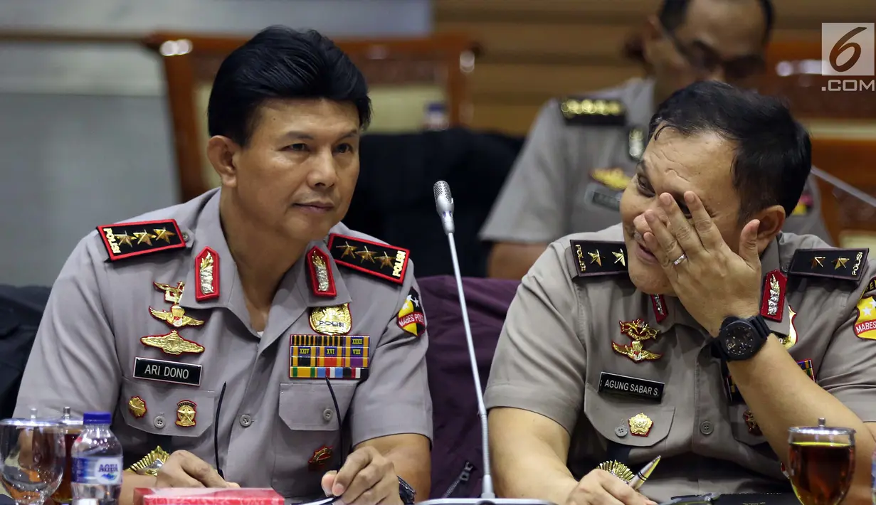 Wakapolri Komjen Ari Dono (kiri) saat mengikuti rapat kerja bersama Komisi III DPR di Kompleks Parlemen, Senayan, Jakarta, Senin (17/6/2019). Rapat tersebut membahas anggaran untuk Polri dan Kejaksaan Agung pada 2020. (Liputan6.com/JohanTallo)