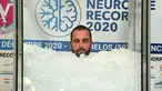Pria Prancis, Romain Vandendorpe menutup matanya saat mencoba memecahkan rekor dunia di Wattrelos pada 19 Desember 2020. Romain Vandendorpe mencetak rekor dunia dengan duduk di dalam kabin es batu untuk waktu yang lama, demi mengumpulkan dana bagi anak-anak penderita kanker. (FRANCOIS LO PRESTI/AFP)