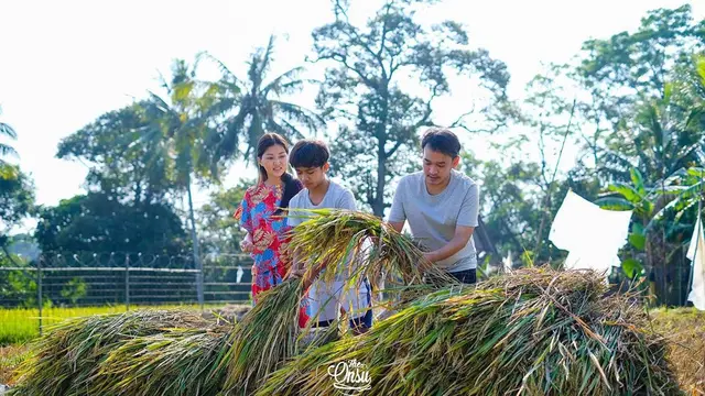 6 Momen Seru Liburan Keluarga Ruben Onsu, Ajak Anak Panen Padi