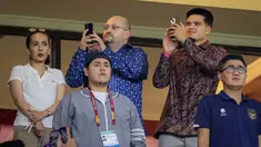 Calon pemain naturalisasi Timnas Indonesia, Ragnar Oratmangoen (kanan atas), saat menghadiri laga pamungkas Grup A Piala Dunia U-17 2023 antara Timnas Maroko U-17 melawan Timnas Indonesia U-17 yang berlangsung di Stadion Gelora Bung Tomo, Surabaya, Kamis (16/11/2023). (Bola.com/Bagaskara Lazuardi)