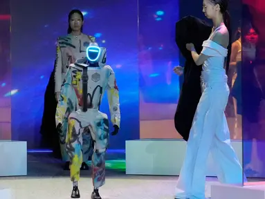 Sebuah robot humanoid dan model ikut serta dalam MACH33: Physical AI Fashion Show dari Galaxy Corporation di Seoul, Korea Selatan, Kamis 28 Mei 2026. (AP Photo/Ahn Young-joon)