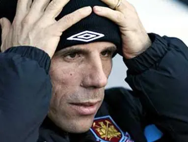 Ekspresi manajer West Ham United, Gianfranco Zola sebelum laga lanjutan lawan Blackburn Rovers di Boleyn Ground, Upton Park, 30 Januari 2010. AFP PHOTO / Glyn Kirk 