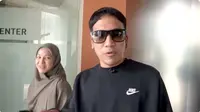 Potret Desta dan Natasha Rizky kompak antar anak&nbsp;sunat. (Sumber: YouTube/Trio Strong Family)