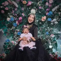 Ria Ricis mengantar putrinya, Cut Raifa Aramoana alias Baby Moana, mengikuti lomba merangkak jarak 3 meter di Jakarta Barat pada Sabtu (3/6/2023). (Foto: Fandy Susanto dari Instagram @riaricis1795)