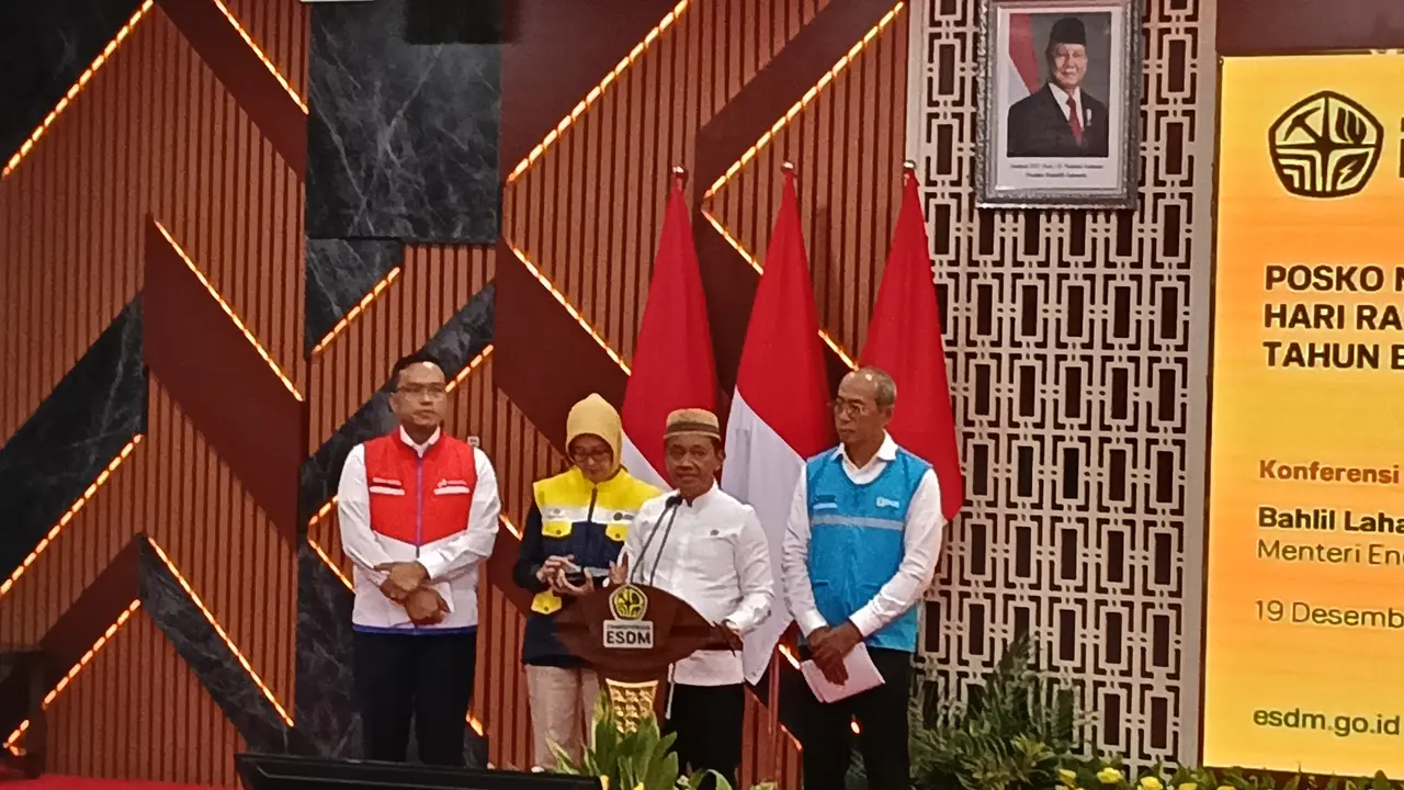 Menteri Energi dan Sumber Daya Mineral (ESDM) Bahlil Lahadalia di Kantor Kementerian ESDM, Jumat (19/12/2025). (Foto: Liputan6.com/Maulandy R)