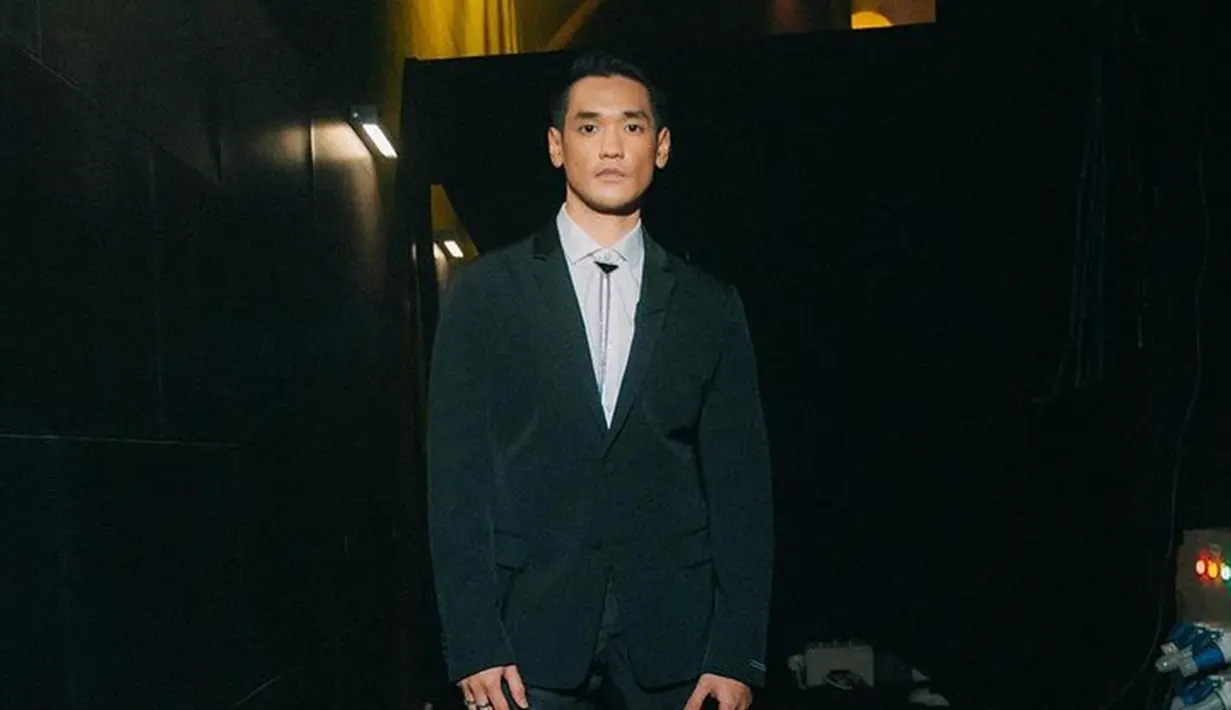 Selain dengan dasi hitam, kemeja biru dan jas hitam membuat penampilan Afgan santai namun tetap formal. Apalagi, dipadukan dengan dasi jenis bolo tie yang membuatnya menawan. (Liputan6.com/IG/@afgan__)