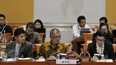 (Ki-ka) Wakil Ketua KPK Laode M Syarif, Ketua KPK Agus Raharjo dan Wakil Ketua KPK Basaria Panjaitan saat mengikuti rapat dengar pendapat (RDP) dengan Komisi III DPR RI di Kompleks Parlemen, Jakarta, Rabu (27/1/2016). (Liputan6/Johan Tallo)