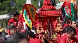 Warna merah mendominasi acara Gotong Tua Pe Kong di Klenteng Kong Miao, Jakarta, Minggu (20/04/14). (Liputan6.com/Faizal Fanani)