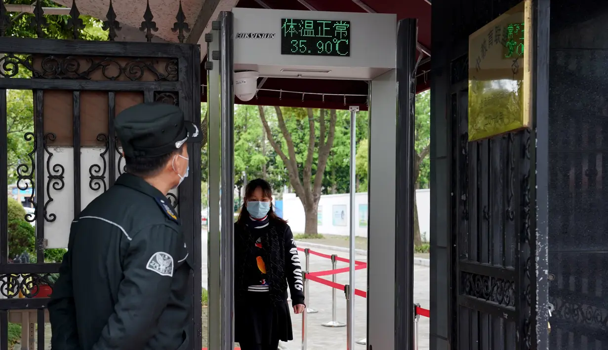 Detektor suhu tubuh terpasang di pintu masuk sekolah menengah pertama di Shanghai, China (21/4/2020). Sekolah-sekolah di kota tersebut aktif melakukan persiapan penuh menjelang pembukaan kembali kegiatan belajar-mengajar di kelas guna memastikan keselamatan para siswa dan guru. (Xinhua/Liu Ying)