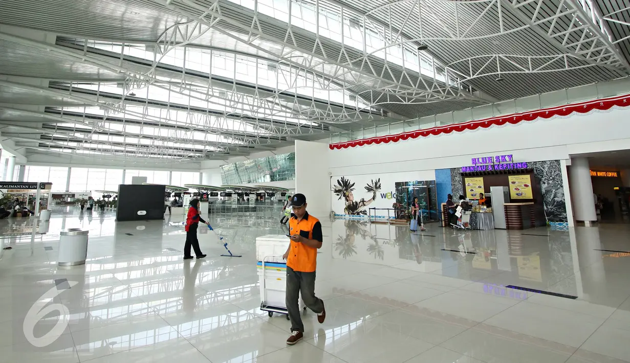 Aktivitas penumpang di Bandara Internasional Sultan Aji Muhammad Sulaiman (SAMS) Sepinggan Balikpapan, Kaltim, Selasa (27/10). Berdasarkan survei ASQ, bandara SAMS berhasil masuk peringkat 16 bandara terbaik sedunia. (Liputan6.com/Immanuel Antonius)