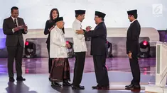 Capres dan cawapres nomor urut 01 Joko Widodo atau Jokowi-Ma'ruf Amin bersalaman dengan capres dan cawapres nomor urut 02 Prabowo Subianto-Sandiaga Uno usai debat perdana Pilpres 2019 di Hotel Bidakara, Jakarta, Kamis (17/1). (Liputan6.com/Faizal Fanani)