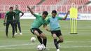 Pemain Timnas Indonesia, Evan Dimas dan Septian David, berebut bola saat latihan di SUGBK, Jakarta, Sabtu (24/11). Latihan ini persiapan jelang laga Piala AFF 2018 melawan Filipina. (Bola.com/Vitalis Yogi Trisna)