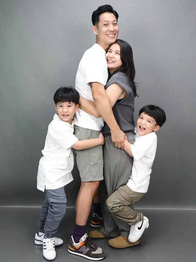 Disebut Baby Face, Ini 7 Potret Putri Titian saat Asuh 2 Anak