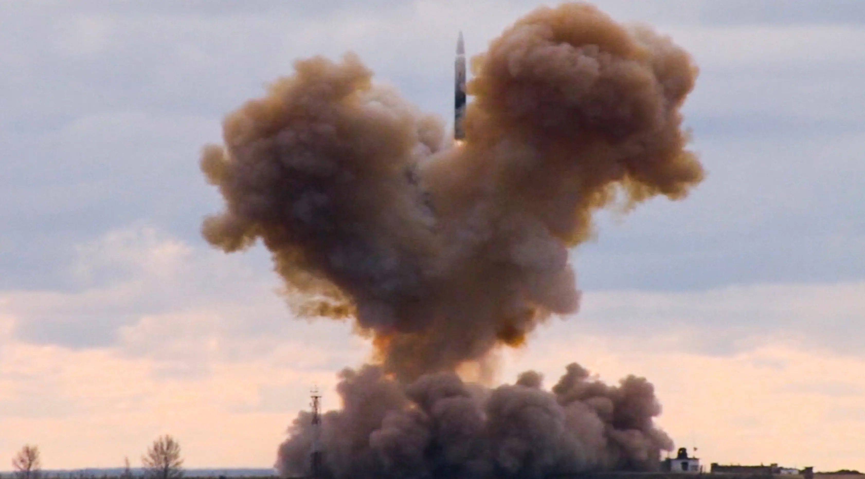 Kendaraan hipersonik Avangard saat peluncuran di lokasi yang tidak diungkapkan di Rusia. Presiden Vladimir Putin mengumumkan bahwa Rusia telah mengembangkan serangkaian senjata nuklir baru. (RU-RTR Russian Television via AP)