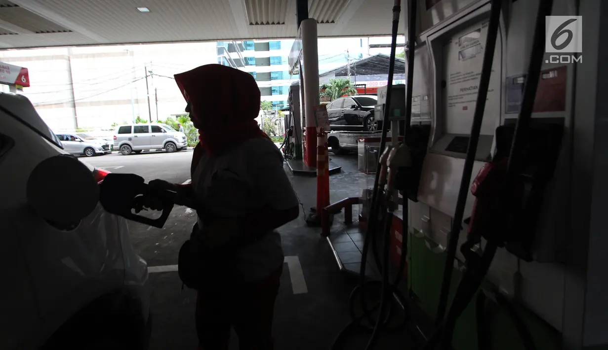Petugas mengisi BBM pada sebuah mobil di SPBU, Jakarta, Sabtu (5/1/2019). PT Pertamina (Persero) menurunkan harga BBM non subsidi yakni, Pertalite Rp 150 per liter, Pertamax Rp 200 per liter dan Pertamax Turbo Rp 250 per liter. (Liputan6.com/Angga Yuniar)