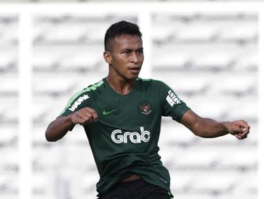 Striker Timnas Indonesia U-23, Osvaldo Haay, saat melawan Semen Padang pada laga ujicoba di Stadion Madya, Jakarta, Selasa (12/3). Keduanya bermain imbang 2-2. (Bola.com/Vitalis Yogi Trisna)