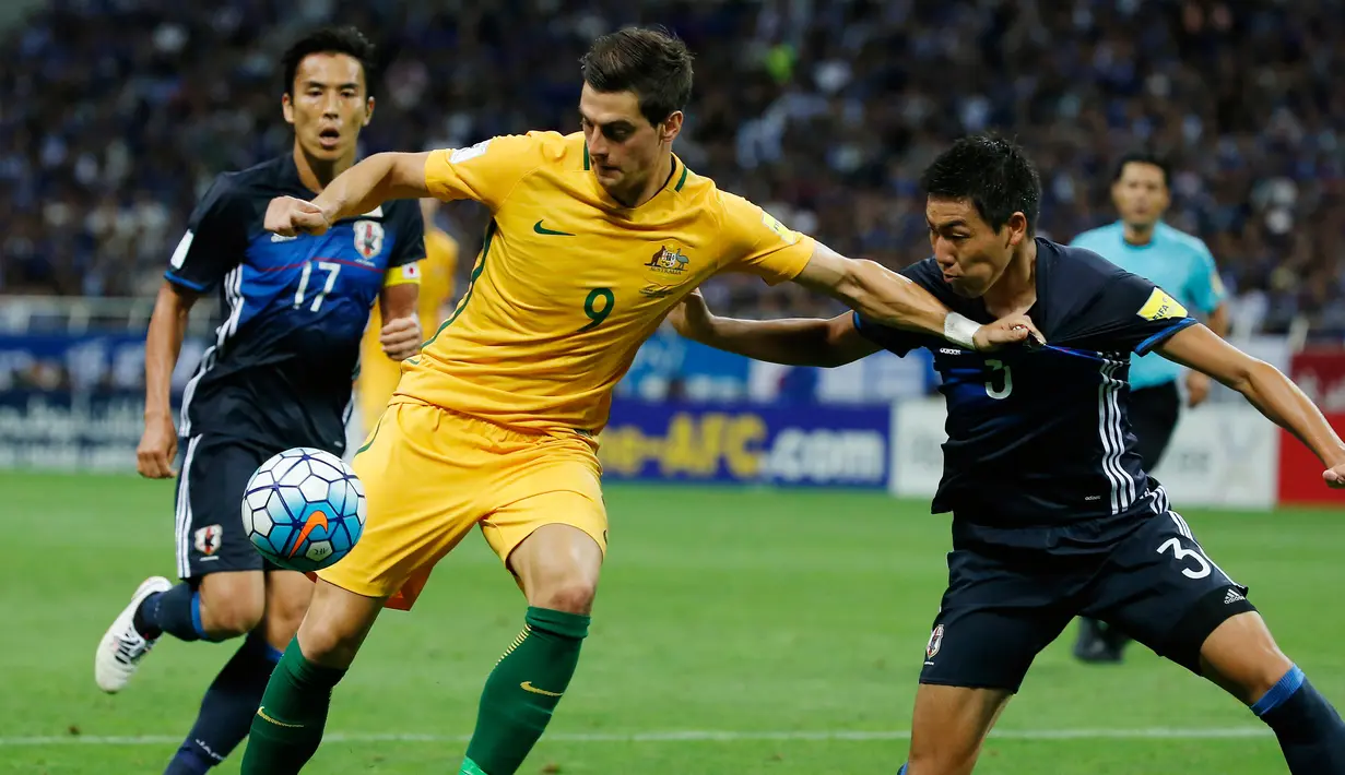 Pemain Australia, Tomi Juric berusaha mengontrol bola saat Jepang saat melawan Australia di pertandingan kualifikasi Piala Dunia Grup B di Saitama, Jepang (1/9). (AP Photo / Shuji Kajiyama)