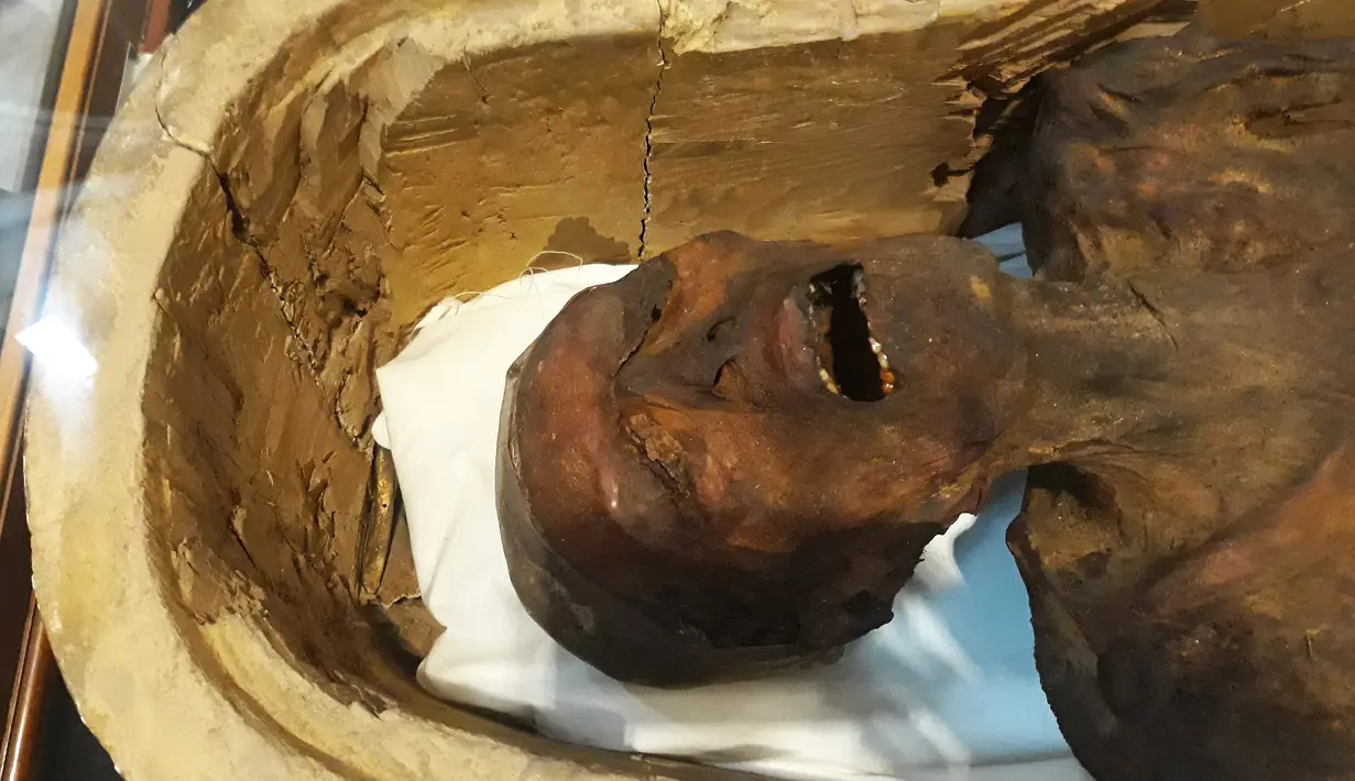 Sosok 'Mumi Menjerit' dipamerkan di Museum Mesir, Kairo, Selasa (14/2). Mumi tersebut juga dikenal sebagai 'Unknown Man E'. (KHALED DESOUKI/AFP)