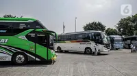 Awak bus menunggu penumpang di Terminal Kalideres, Jakarta, Senin (26/4/2021). Pemerintah memperpanjang masa larangan mudik Lebaran yaitu mulai dari 22 April hingga 24 Mei 2021. (Liputan6.com/Faizal Fanani)