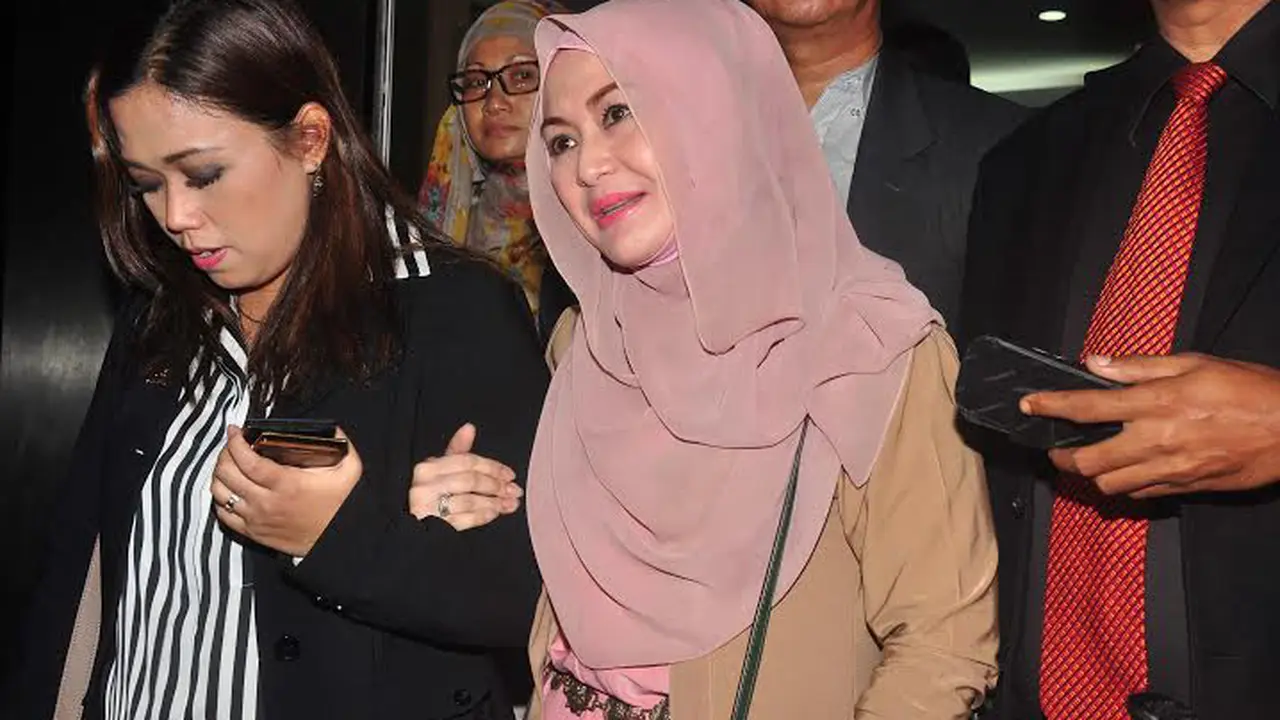 [FOTO] Senyum Eddies Adelia di Balik Kesedihan 