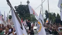 Momen Prabowo Sapa Massa Unjuk Rasa Usai Hadiri Rapat Paripurna DPR