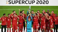 Pemain Bayern Munchen merayakan gelar juara Piala Super Jerman setelah menang atas Borussia Dortmund pada laga di Allianz Arena, Kamis (1/10) dini hari WIB. Bayern Munich sukses meraih trofi juara Piala Super Jerman 2020 berkat kemenangan 3-2 atas Borussia Dortmund. (Andreas Gebert/Pool via AP)