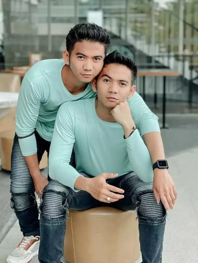 6 Potret Seleb Kembar Pakai Baju yang Sama, Semakin Sulit Dibedakan