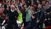 Pelatih MU, Erik Ten Hag (kiri), melakukan selebrasi dihadapan pelatih Brentford, Thomas Frank (tengah), setelah Scott McTominay mencetak gol kemenangan Manchester United atas Brentford dalam laga pekan kedelapan Liga Inggris 2023/2024 yang berlangsung di Old Trafford, Sabtu (8/10/2023). (AFP/Darren Staples)