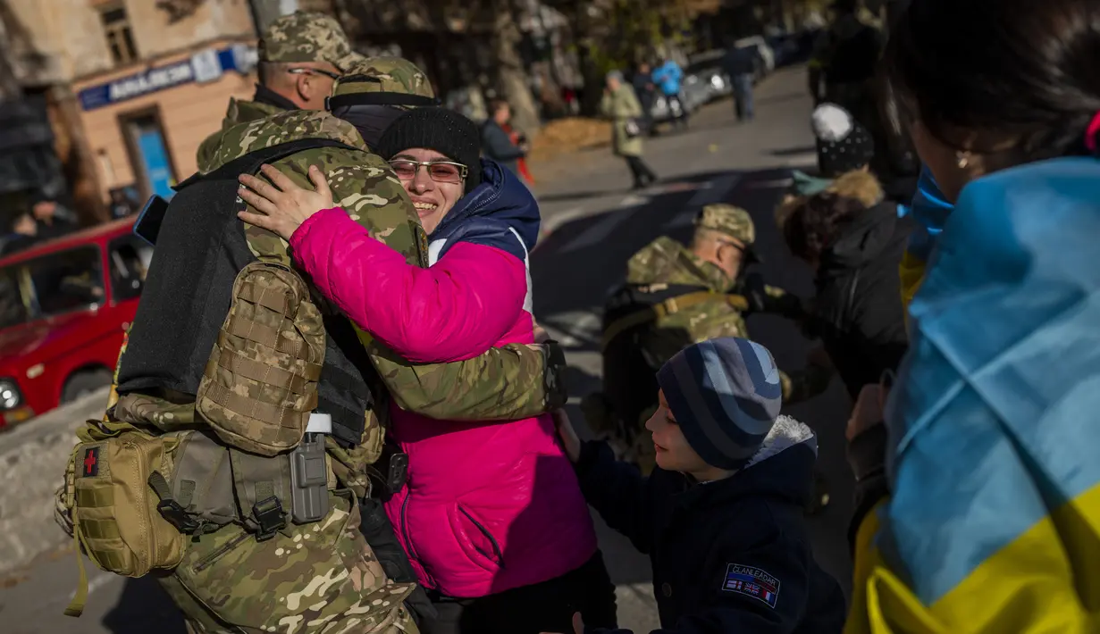 Seorang warga Kherson memeluk anggota pasukan pertahanan Ukraina di Kherson, Ukraina selatan, Senin (14/11/2022). Kherson adalah satu-satunya ibu kota regional yang direbut Rusia setelah invasi Februari. (AP Photo/Bernat Armangue)
