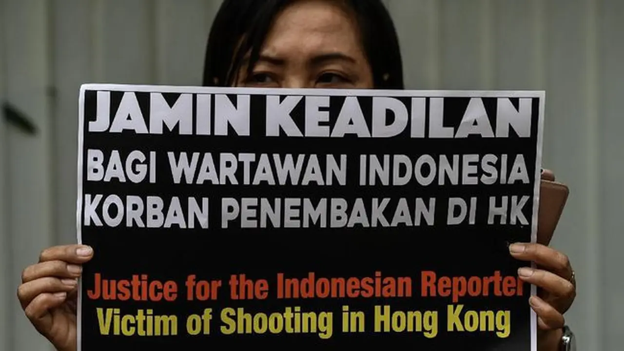 Ilustrasi demonstrasi mendukung jurnalis Indonesia, Veby Mega Indah, yang tertembak peluru karet saat meliput unjuk rasa di Hong Kong.