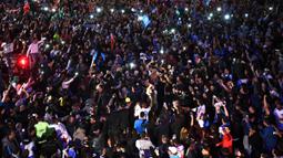 Suporter Marseille turun ke jalan merayakan keberhasilan lolos ke final Liga Europa setelah mengalahkan Salzburg di Marseille, Kamis (3/5/2018). Marseille lolos dengan unggul agregat 3-2 atas Salzburg. (AFP/Anne-Christine Poujoulat)