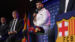 Sergio Aguero (kanan) menghadiri presentasi resminya sebagai pemain baru FC Barcelona di stadion Camp Nou, Barcelona (31/05/2021). Merka telah menandatangani kontrak hingga tahun 2023 dengan klausal pembelian 100 juta Euro. (Foto: AFP/Lluis Gene)