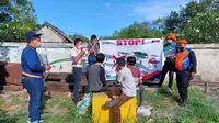 Sosialisasi jalur aman kereta aman di Pasarturi Surabaya. (Dian Kurniawan/Liputan6.com)