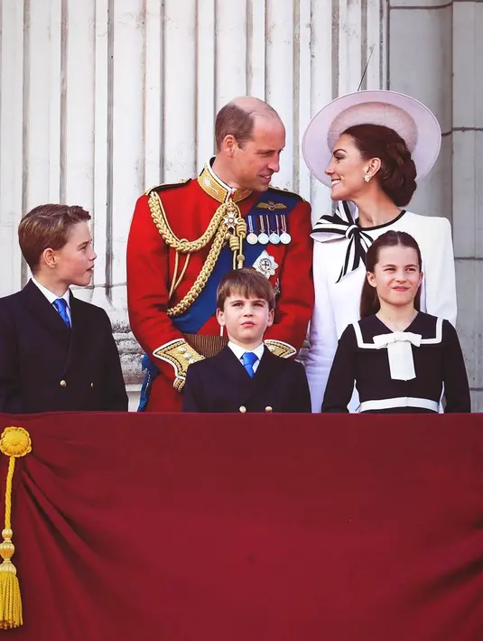 Kate Middleton tampak kompak dalam balutan gaya memukau bersama ketiga anaknya. Charlotte juga kenakan dress dengan nuansa hitam putih.   [Foto: @princeandprincessofwales]