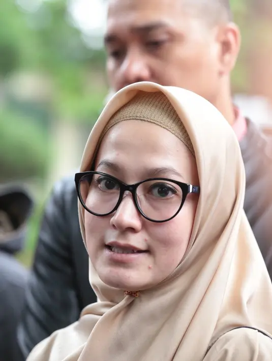 "Karena itu tadi disepakati itu dirubah, jadi posisi Mbak Lyra formalnya hari ini adalah sebagai saksi bukan tersangka," lanjut Razman. (Adrian Putra/Bintang.com)