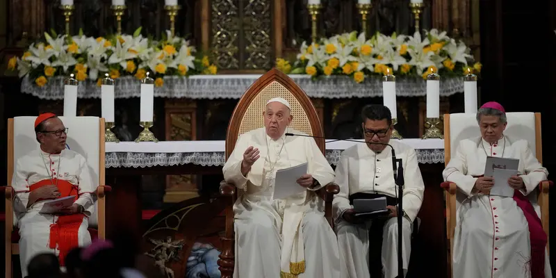 Di Katedral Santa Perawan Maria Diangkat ke Surga, Paus Fransiskus Bertemu dengan Para Anggota Komunitas Katolik