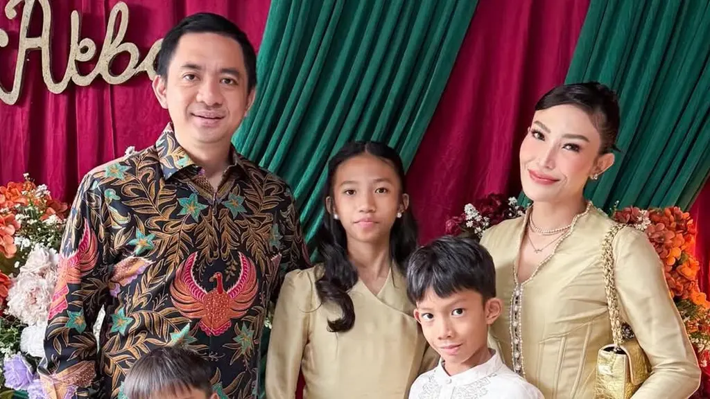 Ayu Dewi Hadiri 4 Kondangan dalam Sehari dengan empat busana berbeda. [@mrsayudewi]