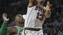 Pemain Milwaukee Bucks, Malcolm Brogdon (kanan) saat beraksi memasukan bola pada laga NBA di basketball game di Milwaukee, (26/10/2017). Boston menang 96-89. (AP/Tom Lynn)