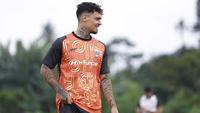 Shayne Pattynama menjalani latihan bersama Persija Jakarta di Persija Training Ground, Depok, Jawa Barat pada Selasa (27/1/2026). (Dok. Persija)