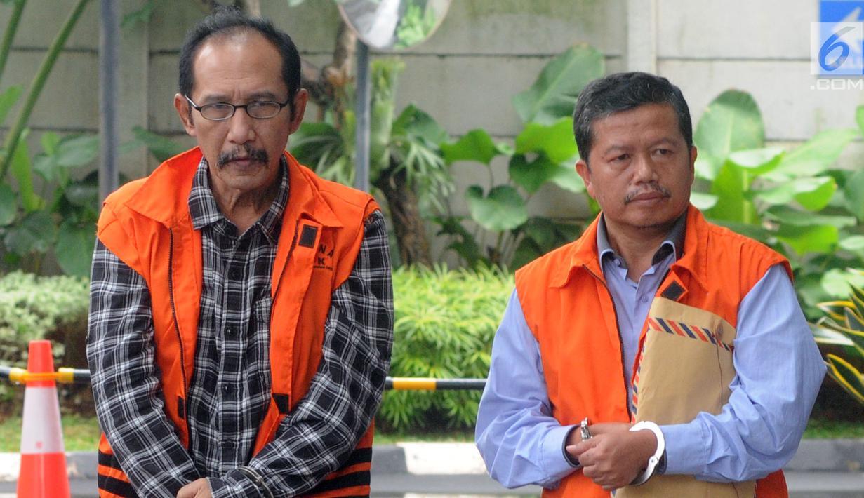 Hakim PN Jakarta Selatan nonaktif Iswahyu Widodo (kiri) dan Kepala Bidang SMP Dinas Pendidikan Kabupaten Cianjur Rosidin tiba di Gedung KPK, Jakarta, Jumat (22/2). Keduanya akan menjalani pemeriksaan lanjutan oleh penyidik KPK. (Merdeka.com/Dwi Narwoko)