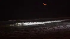 Seorang wisatawan meluncur ke dalam gulungan ombak saat berselancar di pantai La Pampilla, ibu kota Peru, Lima, 2 Maret 2017. Sekelompok peselancar hardcore memilih bermain selancar pada malam hari. (AP Photo/Rodrigo Abd)